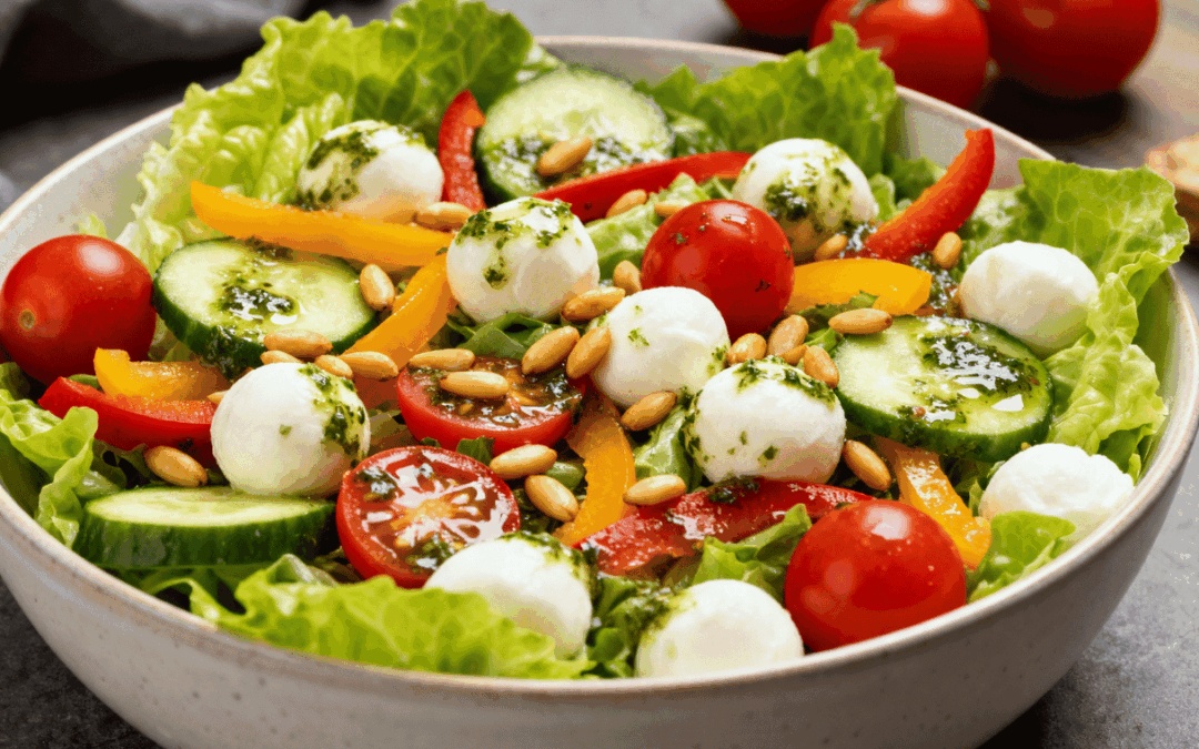 Gemüsekörbchen – Frischer Salat mit Mozzarella & Pinienkernen